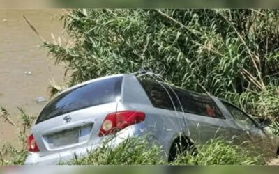 Un coche fúnebre cayó por una barranca y casi cae a un arroyo