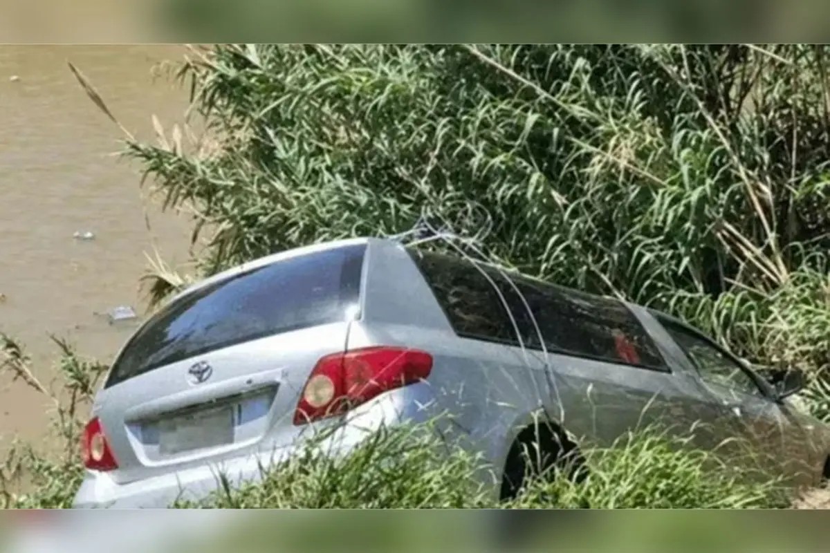 un-coche-funebre-cayo-por-una-barranca-y-casi-cae-a-un-arroyo-20260922-110327