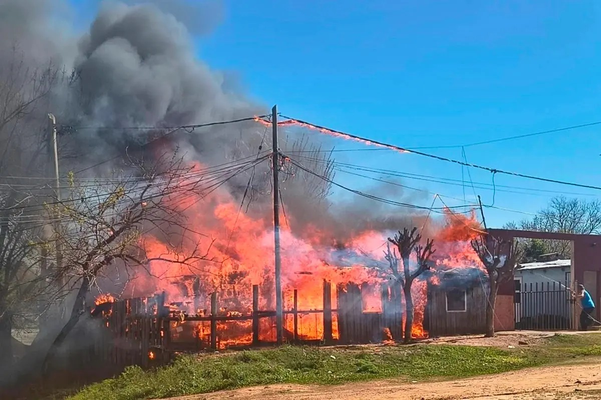 un-incendio-destruyo-la-vivienda-de-una-familia-en-villa-adela-las-perdidas-fueron-totales-20260908-010134