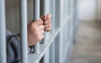 Una jueza porteña declaró inconstitucional la baja de la edad de imputabilidad y sobreseyó a un menor de 14 años